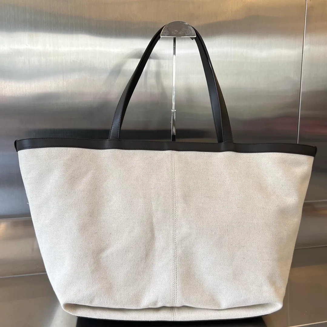 BV's new Flip Flap tote handbag 754915 is suitable for both men and women. It is made of primary-color canvas fabric. It is casual and resistant, with a zipper pouch extending on the front of the bag. It can be folded inside and outside. It is made of contrasting lntrecciato woven calfskin, canvas and leather. It enhances the flexibility of the leather, is durable and not outdated, and is lazy to the core. It is really cool and super practical. The best companion for travel and commuting🥰🥰 Size: 38x30.5x28 P1920